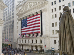 USA, New York, Stock exchange building with statue of George Washington