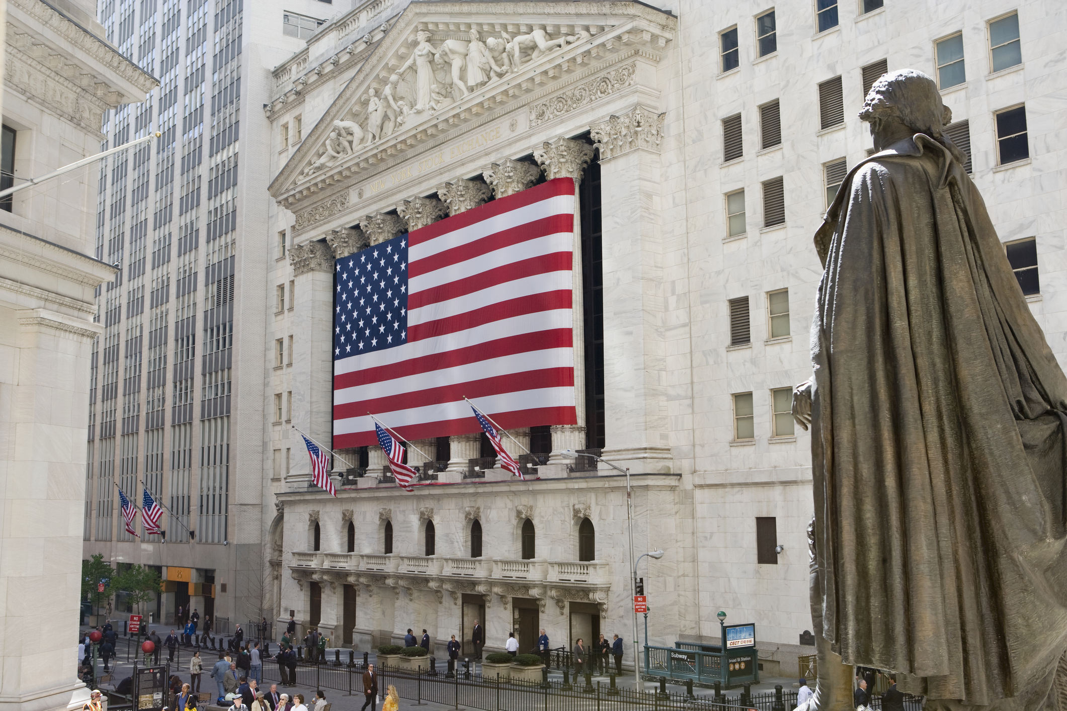 USA, New York, Stock exchange building with statue of George Washington